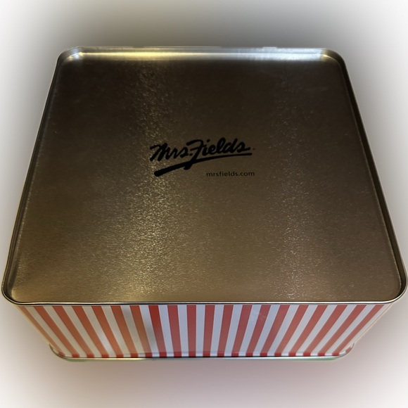 MRS FIELDS MERRY CHRISTMAS COOKIE TIN BOX EMPTY 8.5”x8.5”x4” GREEN RED CONTAINER - Picture 3 of 6
